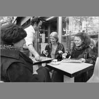 Germaine Aziz, Béatrice Vallaeys, Marie-Odile Delacour, 10 avril 1980, rue de Lorraine ( © Photo Christian Poulin - 0020)