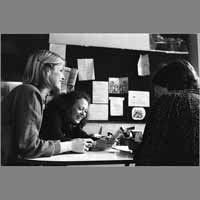 Béatrice Vallaeys, Marie-Odile Delacour, Germaine Aziz, 10 avril 1980, rue de Lorraine ( © Photo Christian Poulin - 0191)