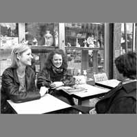 Béatrice Vallaeys, Marie-Odile Delacour, Germaine Aziz, 10 avril 1980, rue de Lorraine ( © Photo Christian Poulin - 0193)