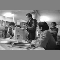 Philippe Gavi, Jean-Marie Bartel, Fabien Roland-Levy, Jean-Claude Zagdoun, Serge July, Alain Dugrand, février 1980, rue de Lorraine ( © Photo Christian Poulin - 0435)