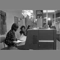 Christine Portet, Corine Hyafil, Monique Blandin, 22 décembre 1976, rue de Lorraine ( © Photo Christian Poulin - 0776)